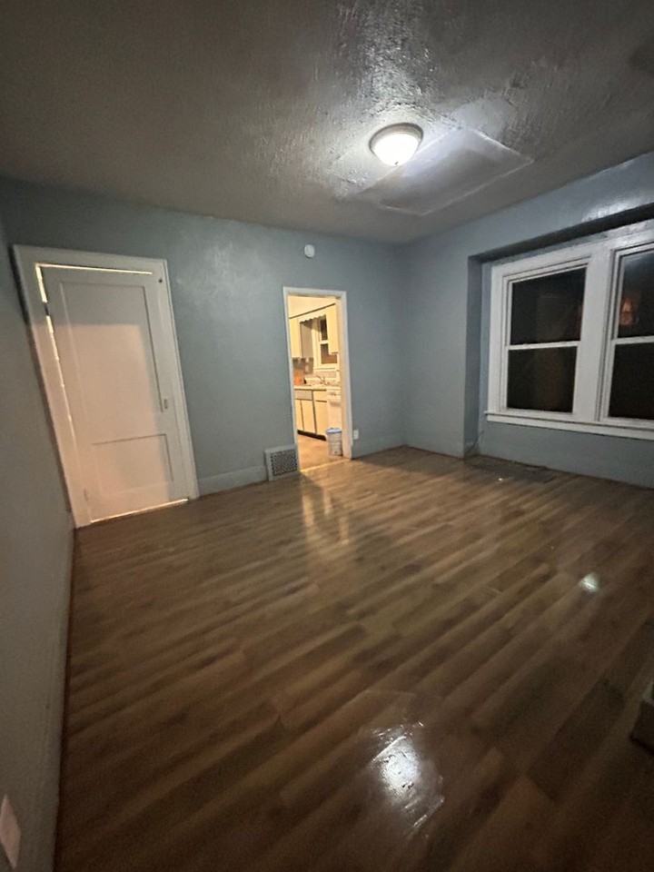 413 Middlebury St - Photo 2 of 10