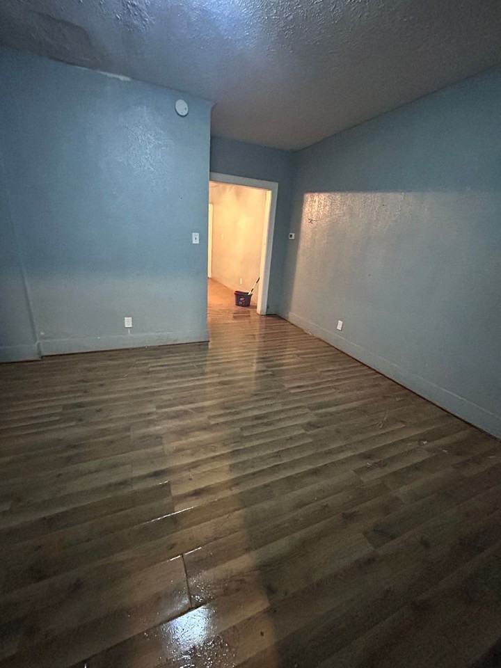 413 Middlebury St - Photo 3 of 10