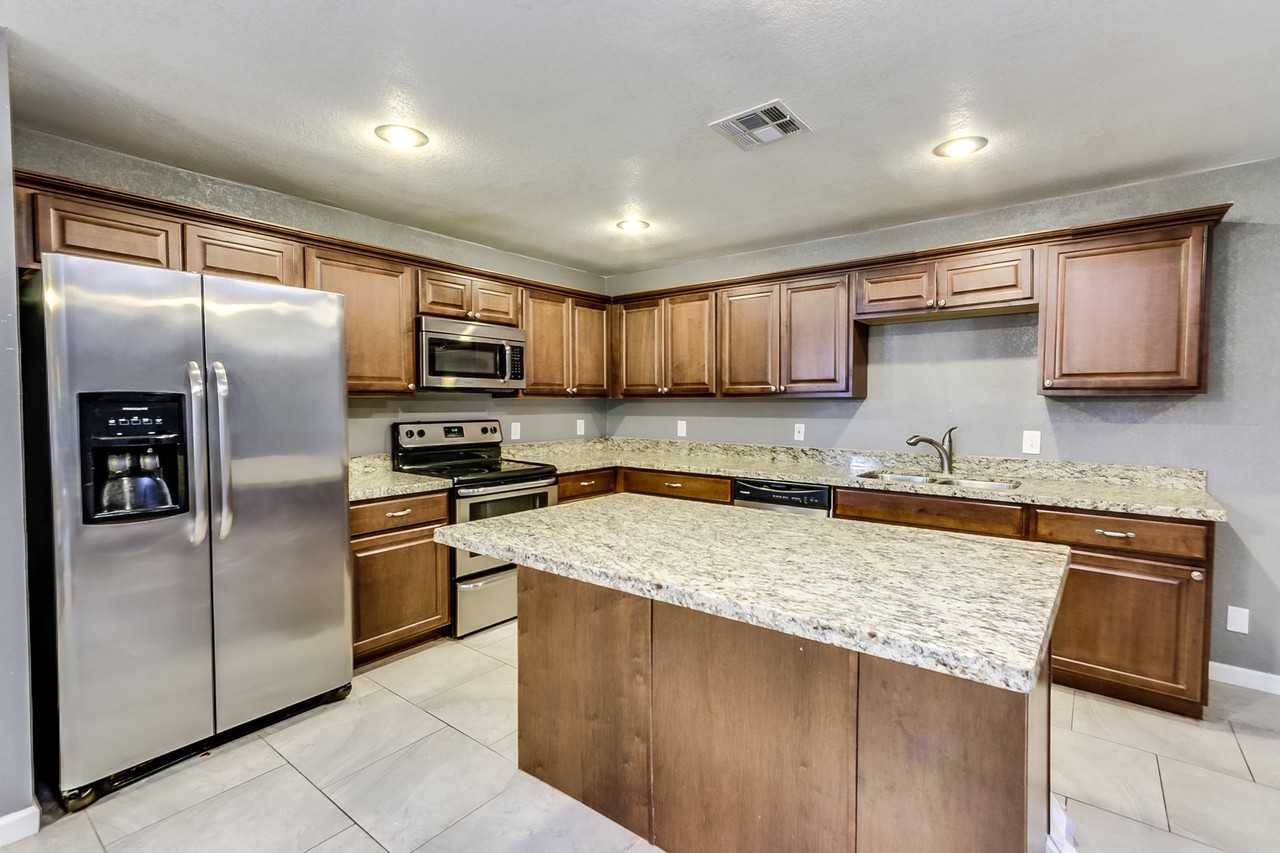 1708 N Daffodil St - Photo 2 of 15