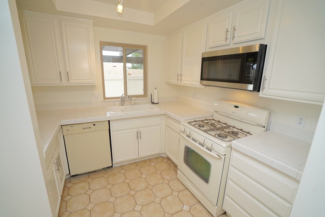 26118 Rainbow Glen Dr - Photo 2 of 17