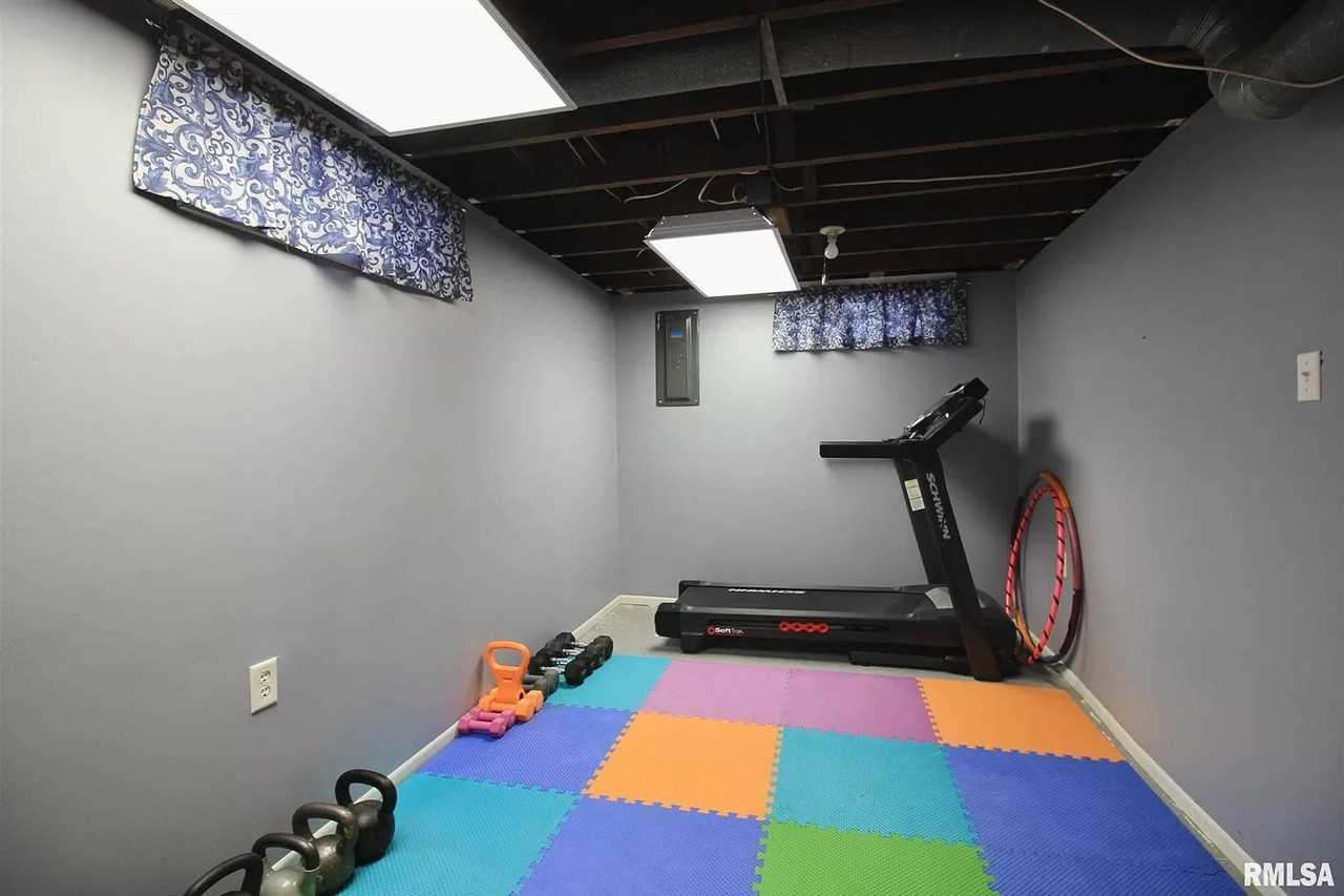 1529 39th St - Photo 2 of 16