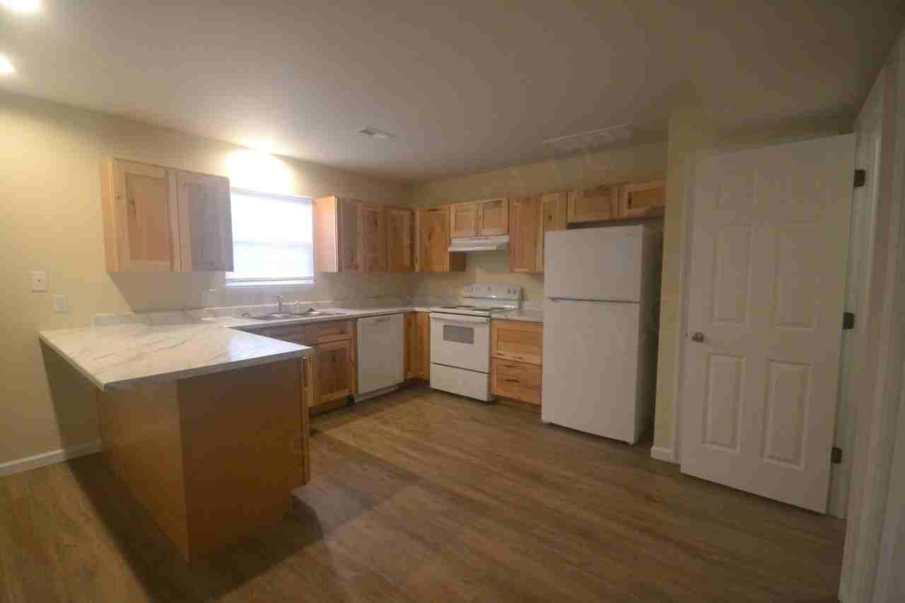 608 N Poplar St - Photo 2 of 21