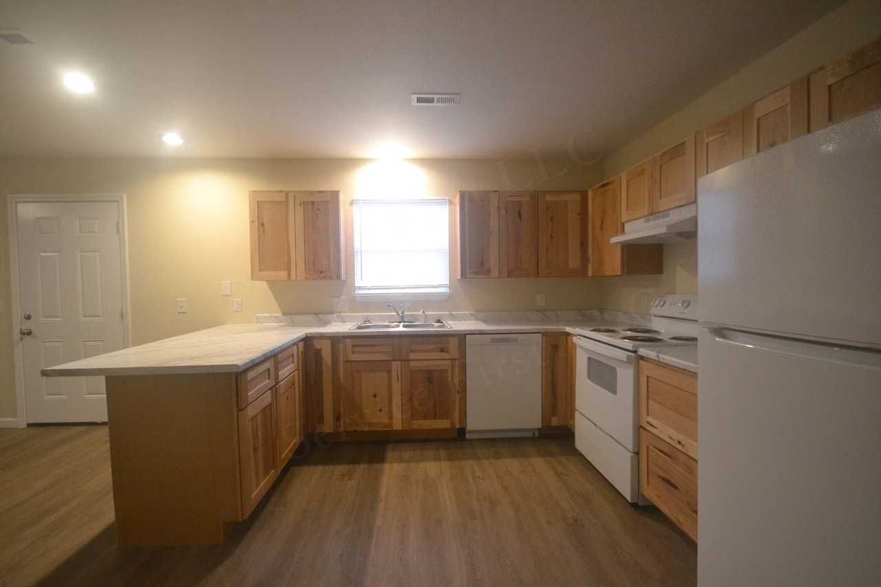 608 N Poplar St - Photo 4 of 21