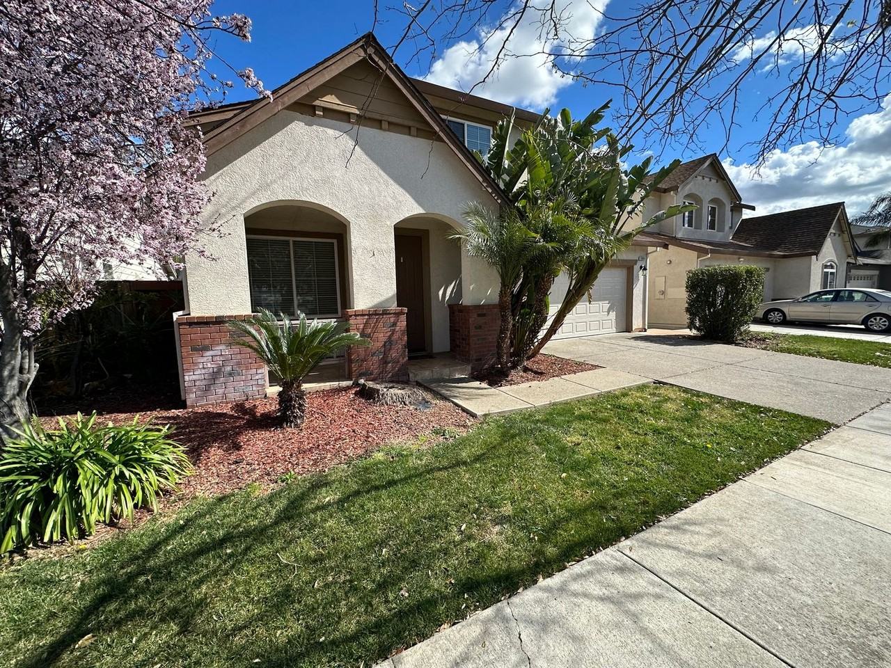 208 Lawrence Ln - Photo 2 of 18