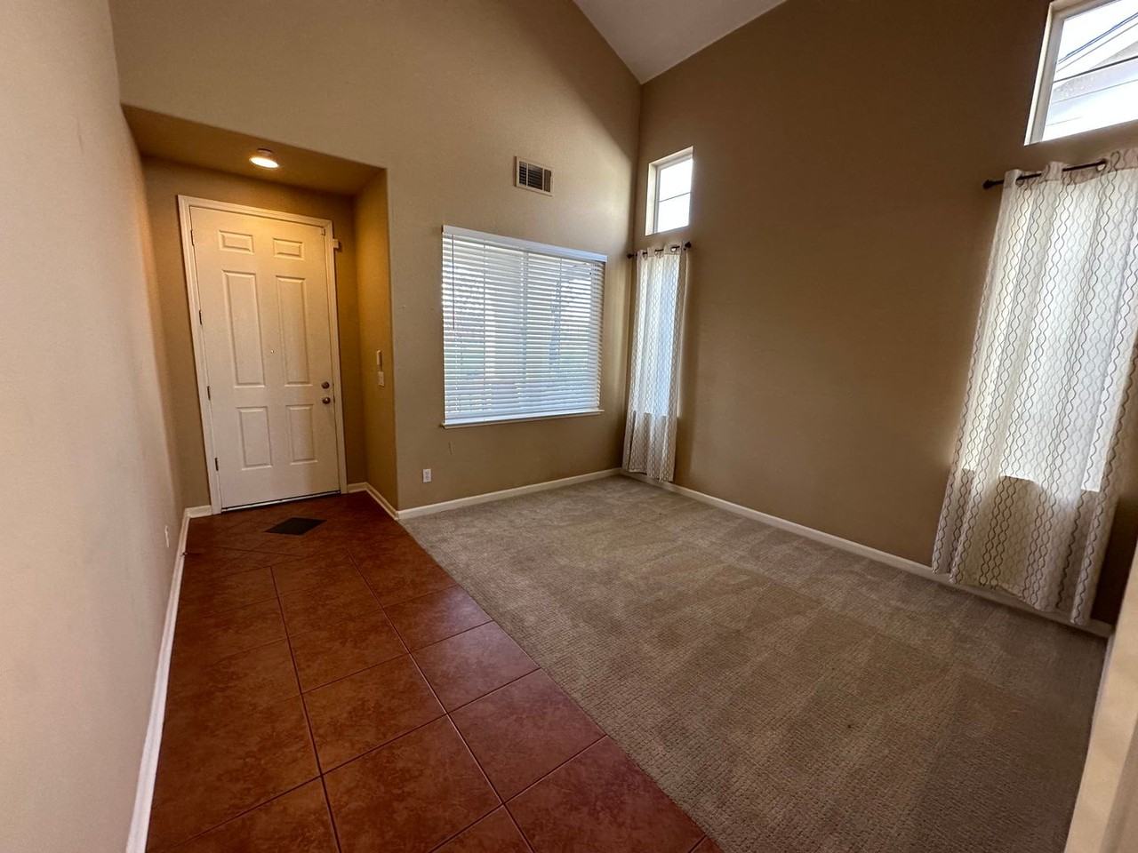 208 Lawrence Ln - Photo 3 of 18