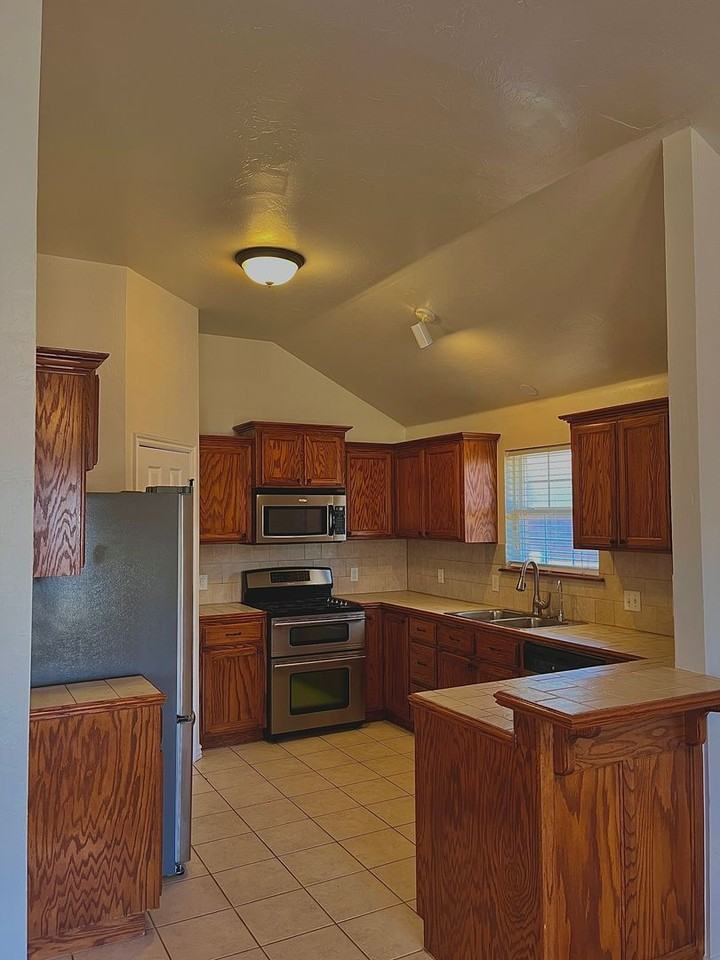 929 Eagle Cliff Dr - Photo 3 of 25