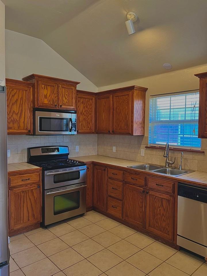 929 Eagle Cliff Dr - Photo 4 of 25