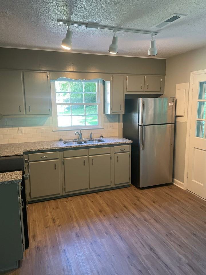 1009 Fenimore St - Photo 4 of 10
