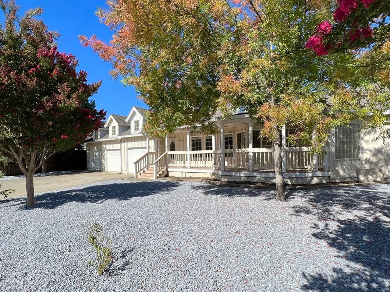 1901 Emerald Dr - Photo 2 of 37