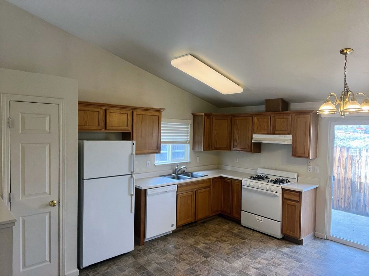 4106 Gordon St - Photo 4 of 11