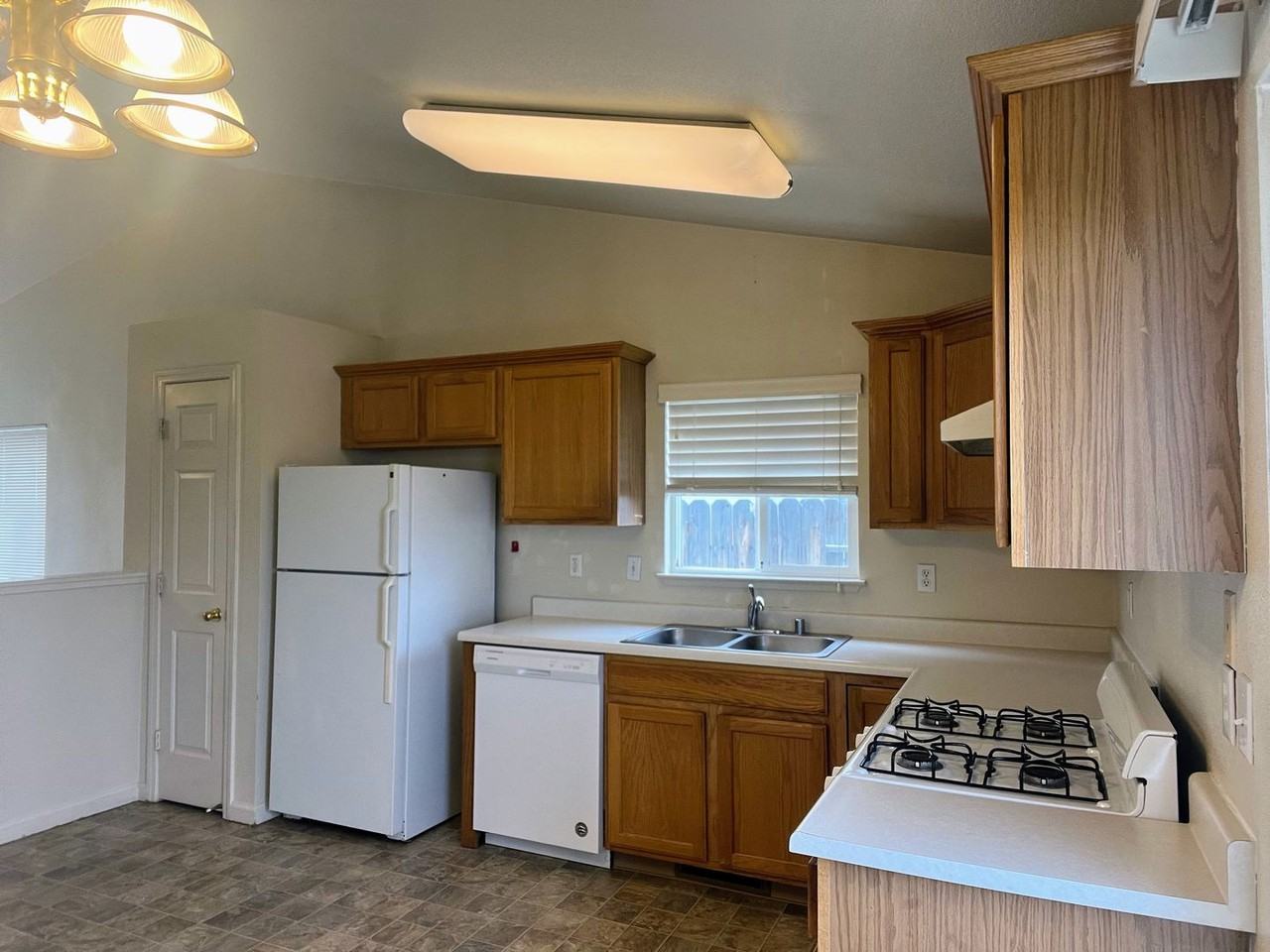 4106 Gordon St - Photo 6 of 11