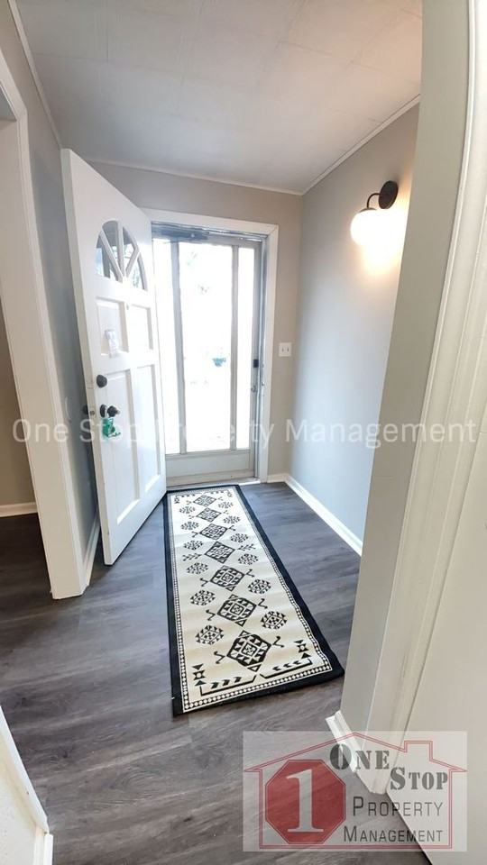 5714 Ne 49th St - Photo 2 of 24