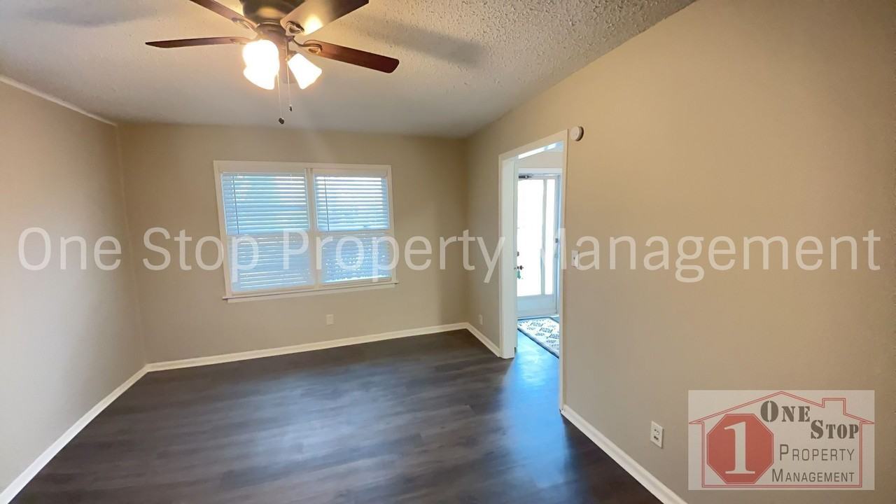 5714 Ne 49th St - Photo 3 of 24