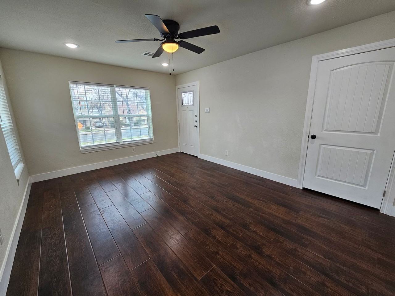 213 N Hampton Rd - Photo 7 of 27