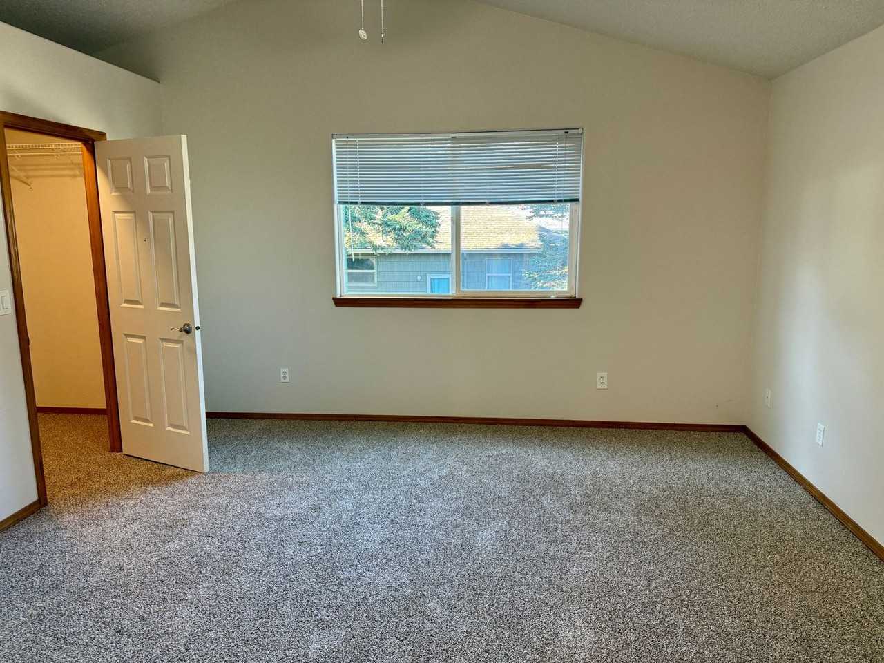 1015 Ne 75th Ave - Photo 7 of 17