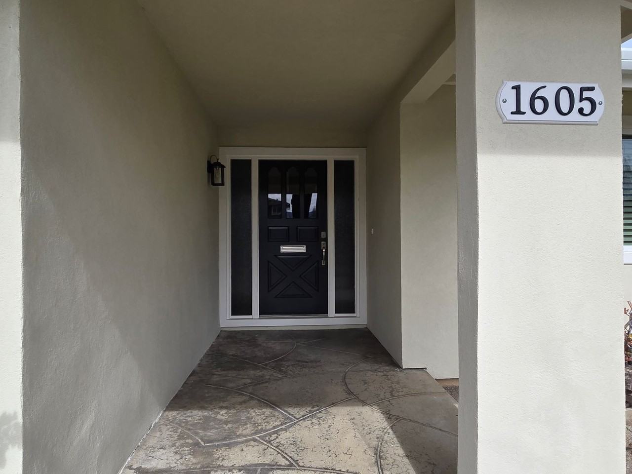 1605 Sheffield Ave - Photo 2 of 10