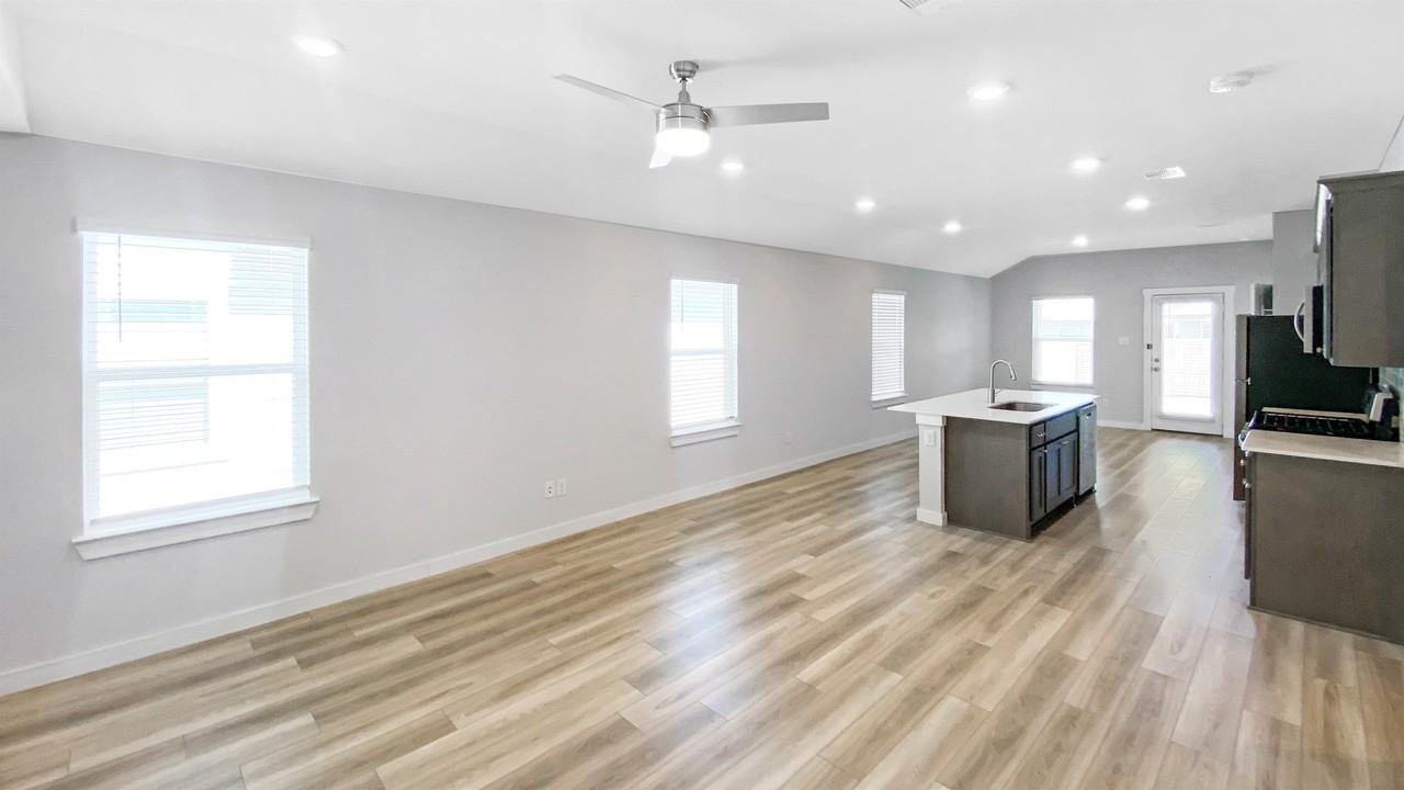 1239 Amistad Loop - Photo 5 of 13