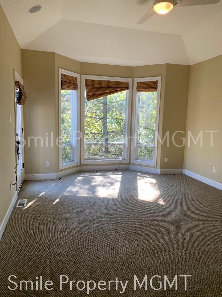 9136 Nw Bartholomew Dr - Photo 2 of 19