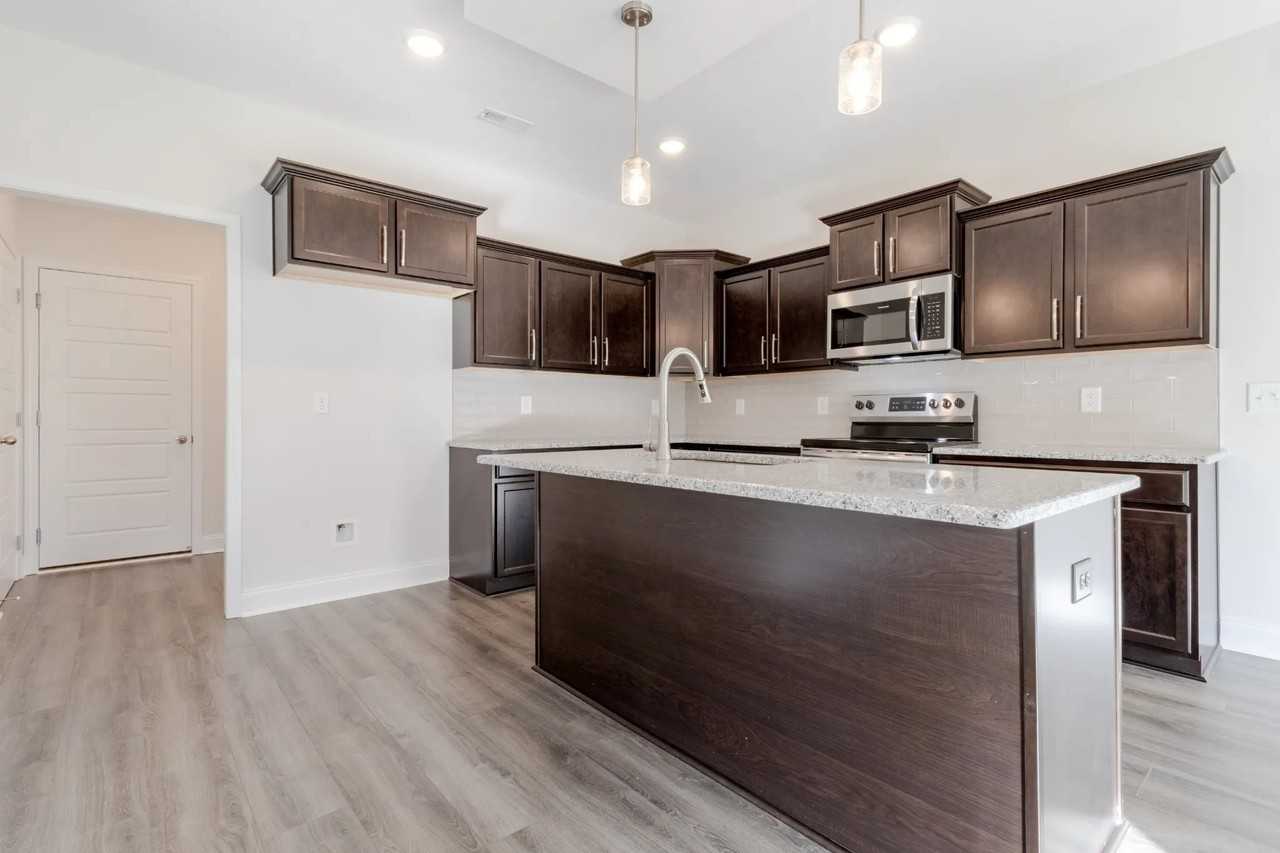 506 Bloomington Trce - Photo 5 of 11