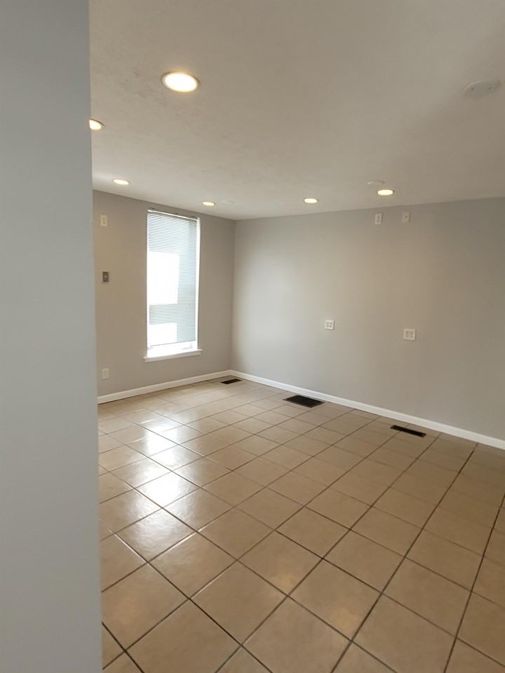 2310 W Broadway #1 - Photo 5 of 10
