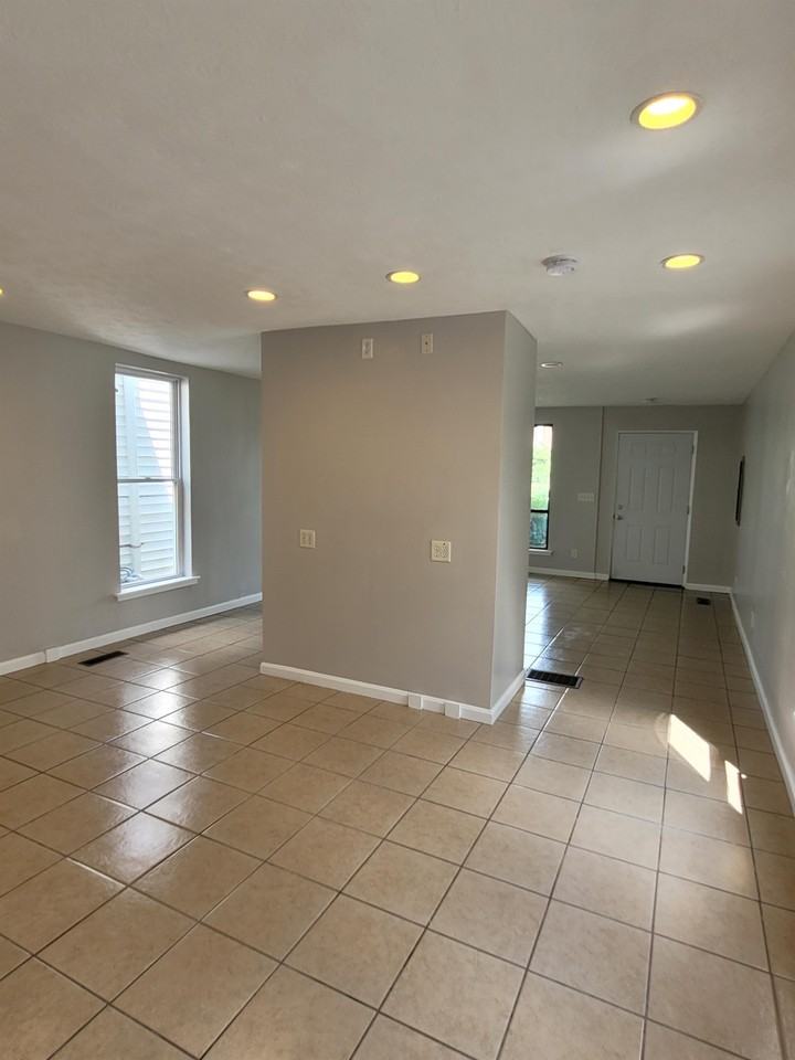 2310 W Broadway #1 - Photo 7 of 10