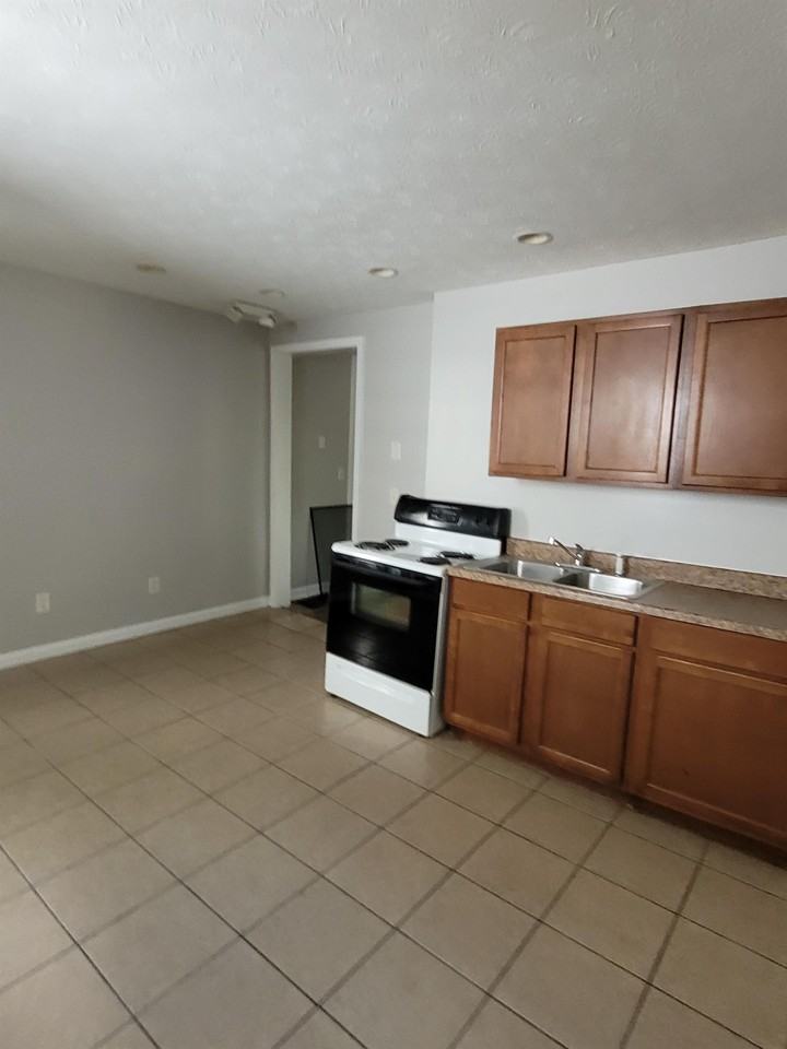 2310 W Broadway #1 - Photo 6 of 10