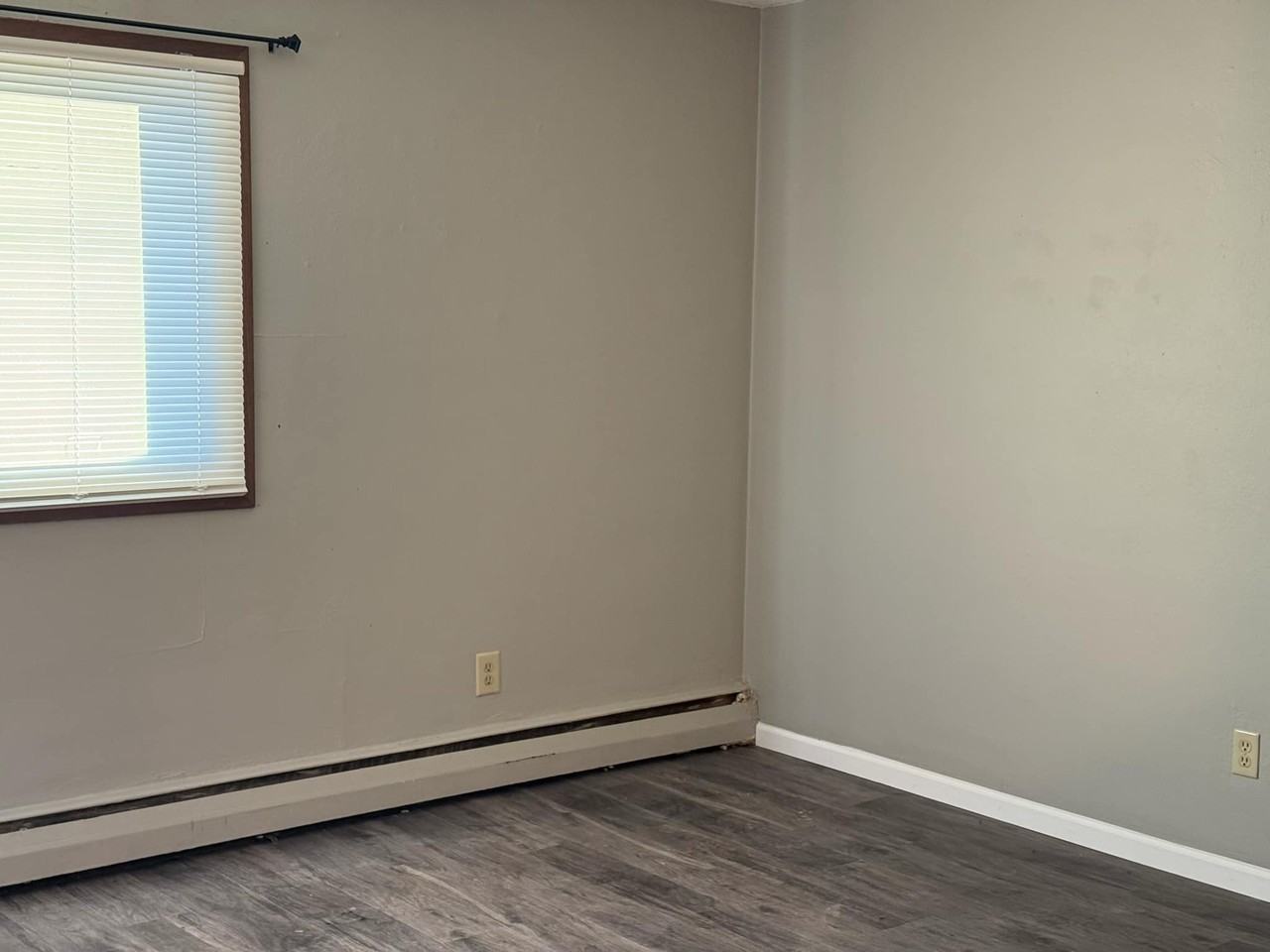 362 Winifred St E #3 - Photo 4 of 7