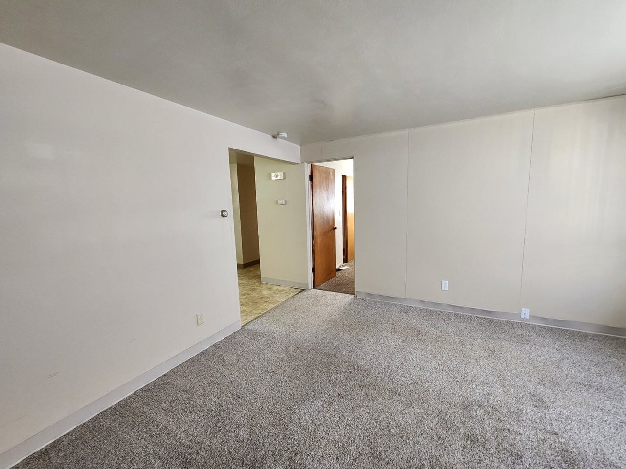 429 1/2 S Railroad St - Photo 3 of 5