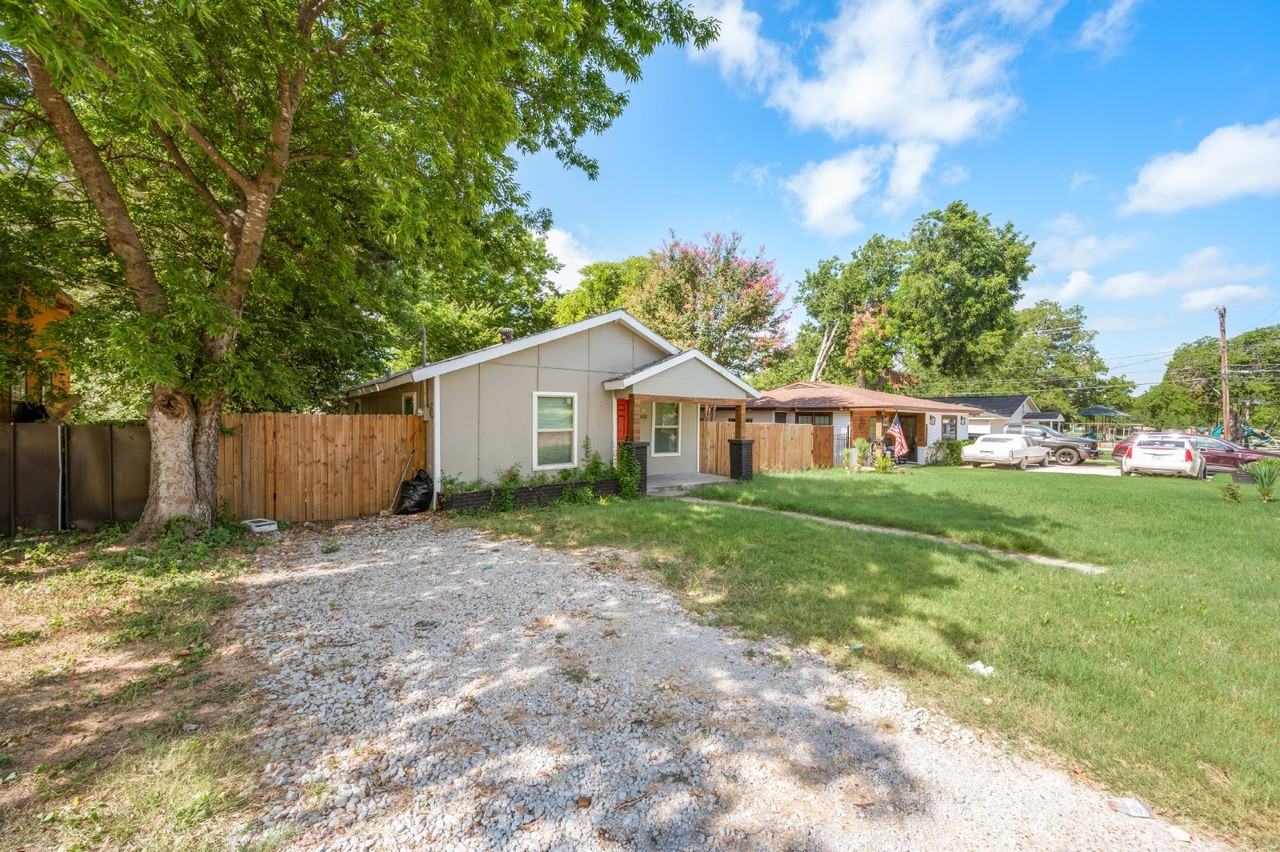 3008 E 12th St - Photo 3 of 18