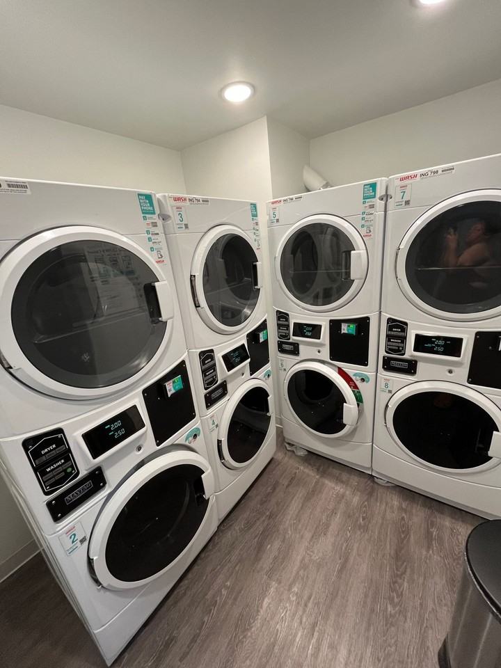 747 Gayley Ave - Photo 5 of 33