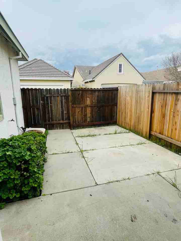 6056 Bridgecross Dr - Photo 3 of 10