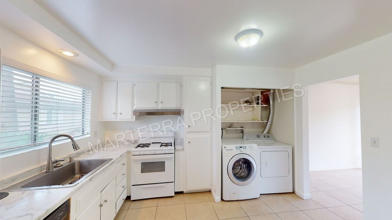 8211 Foxhall Dr - Photo 4 of 22