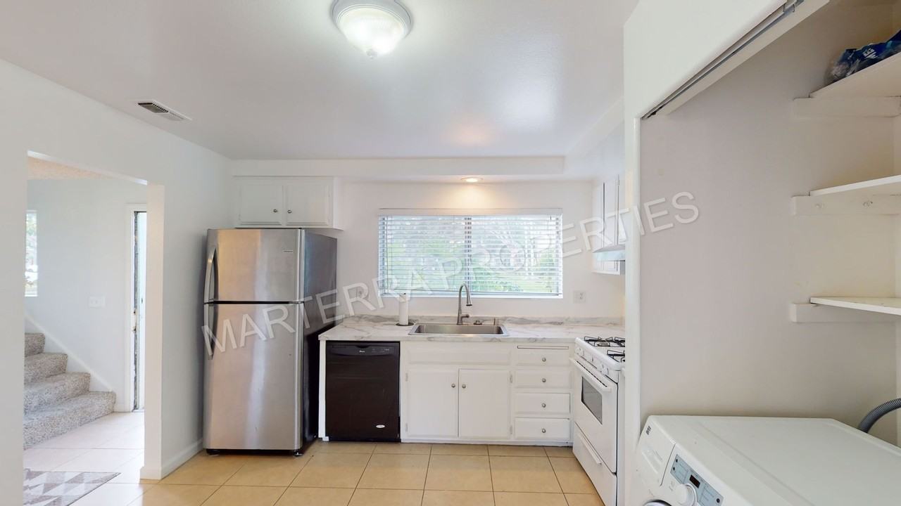 8211 Foxhall Dr - Photo 6 of 22