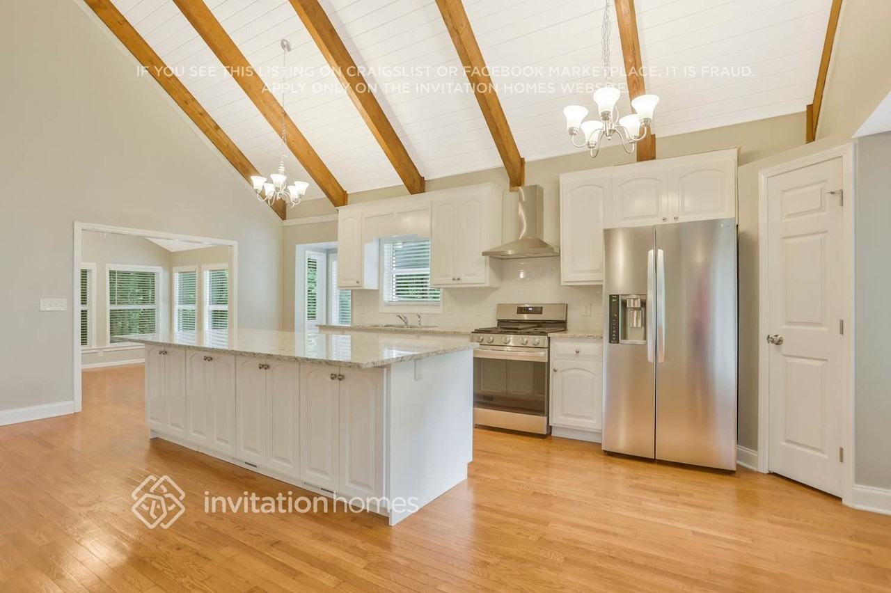 405 Bramble Ct - Photo 5 of 20