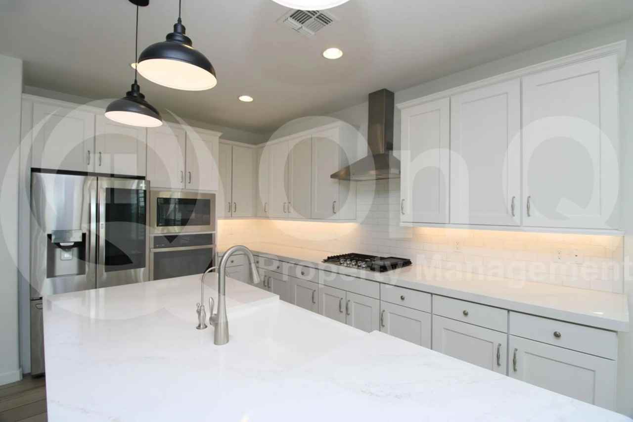 4032 S Sequoia Dr - Photo 3 of 33