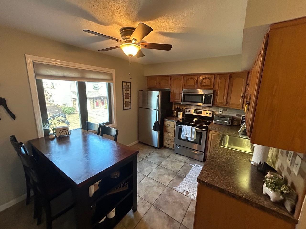 882 N Colony Rd - Photo 3 of 24