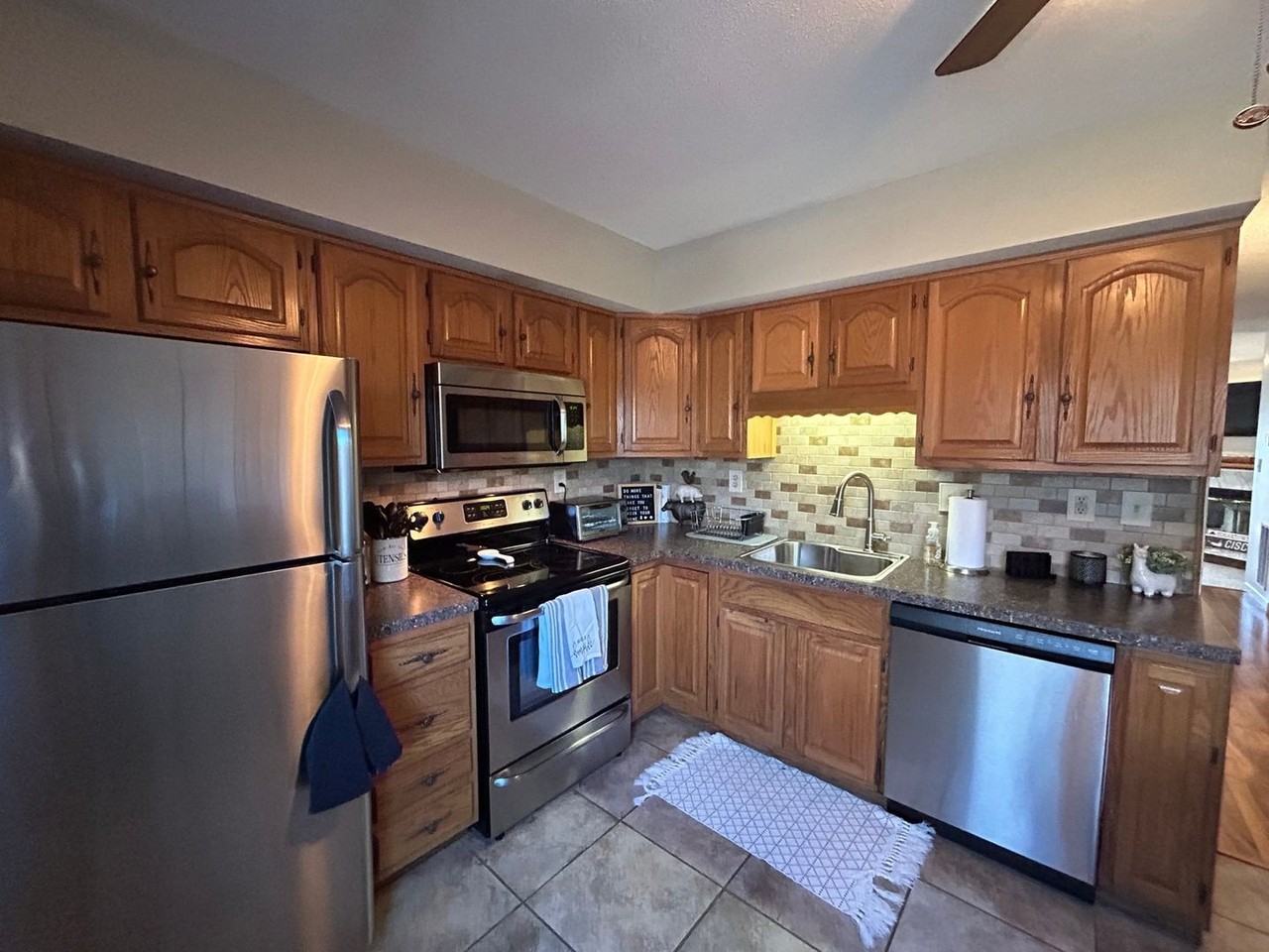 882 N Colony Rd - Photo 2 of 24