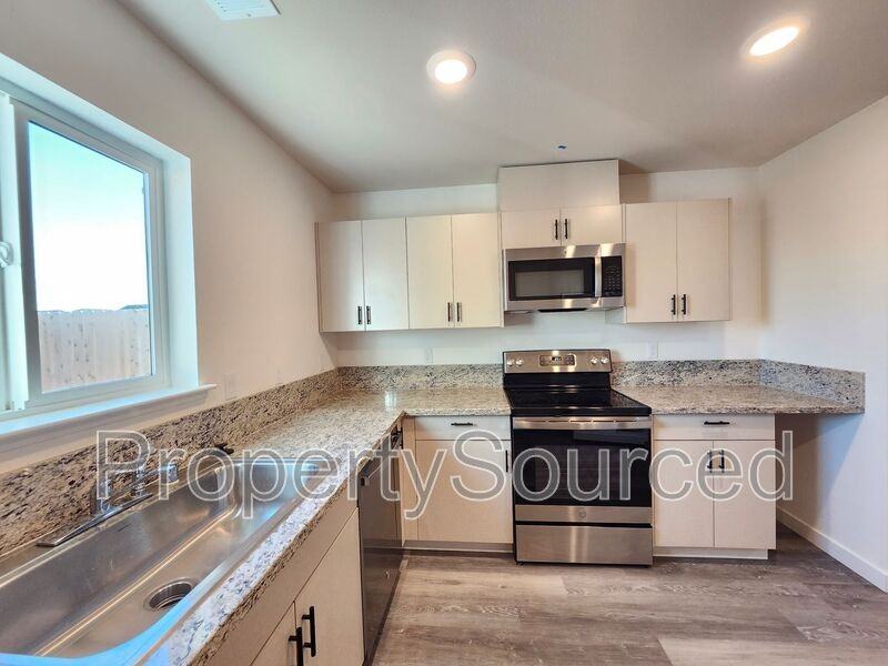 934 W Alameda St #B - Photo 2 of 14