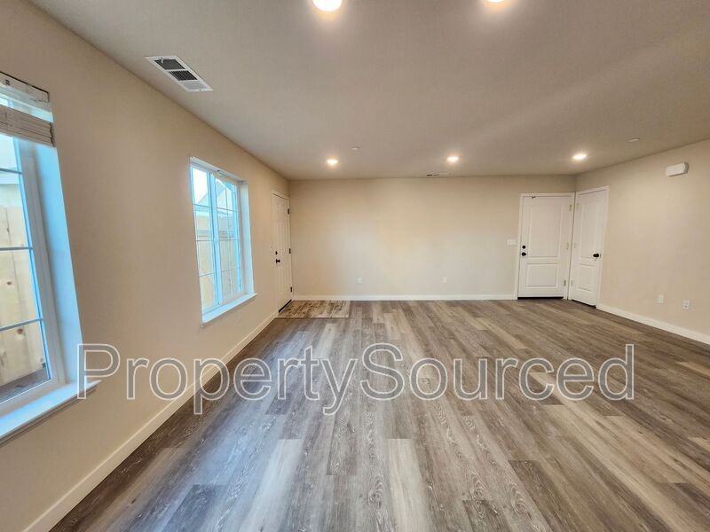 934 W Alameda St #B - Photo 3 of 14
