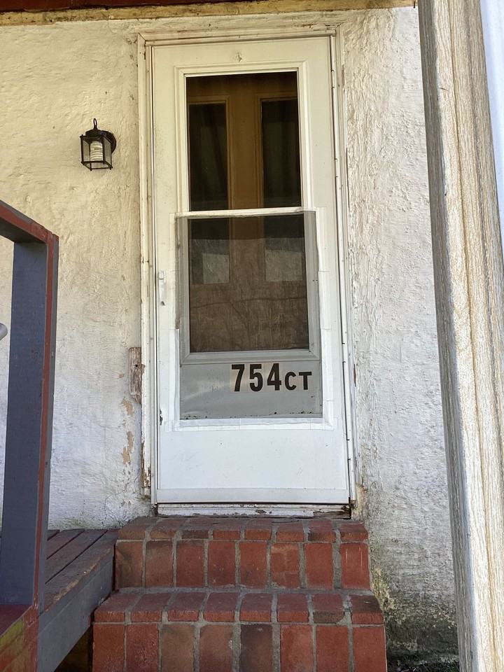 754 S Park Ct - Photo 2 of 17