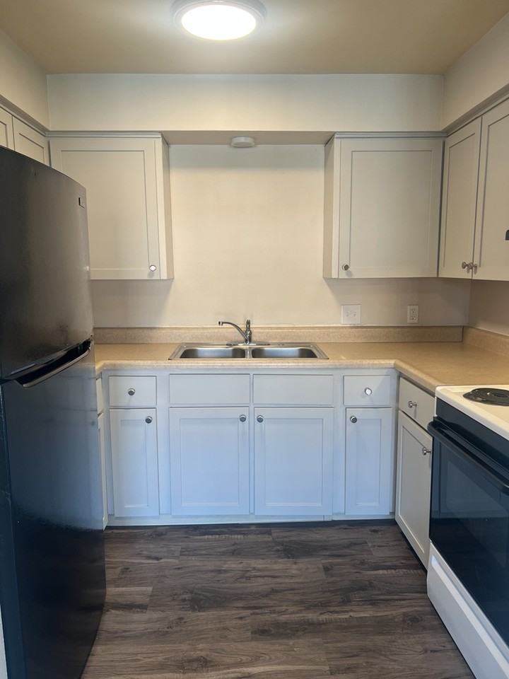 1005 E Pearl St - Photo 3 of 10