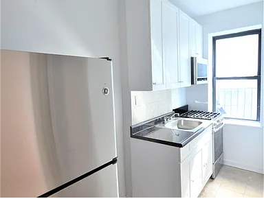 1076 Nelson Ave - Photo 2 of 5