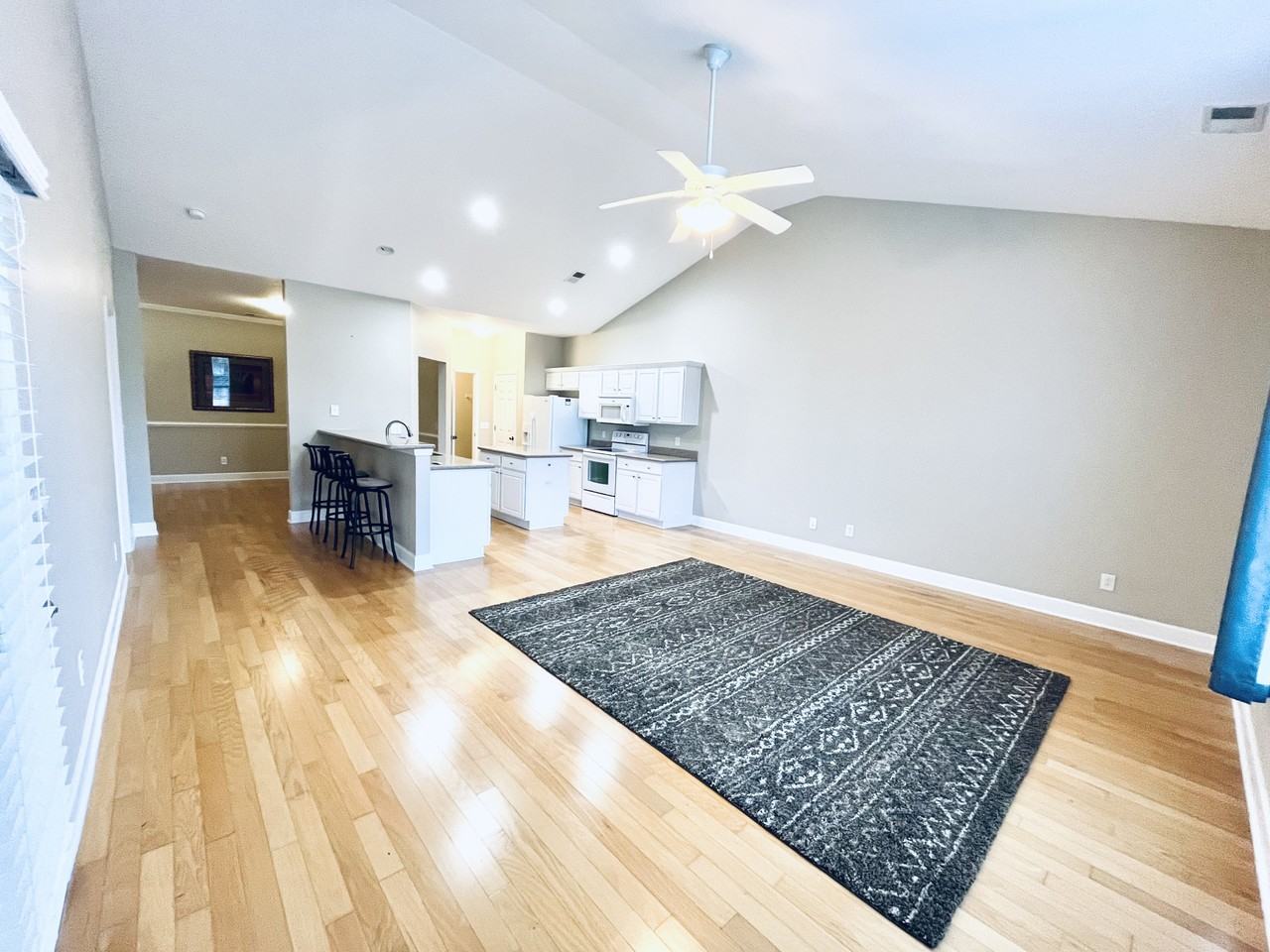 284 Viareggio Rd - Photo 4 of 44