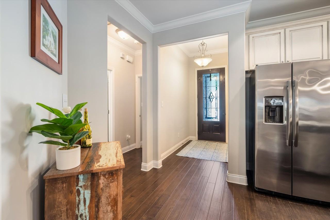 1143 Louise Ave - Photo 2 of 20