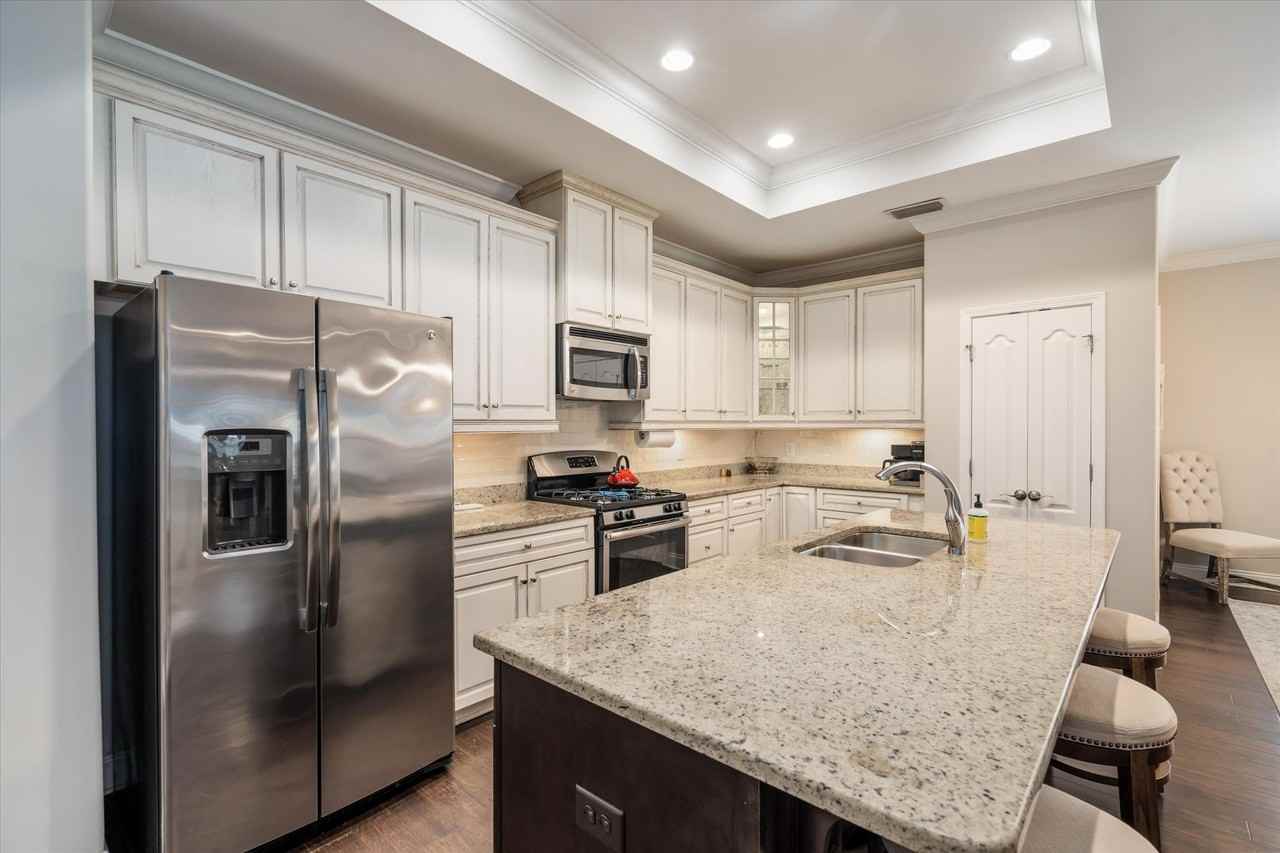 1143 Louise Ave - Photo 3 of 20