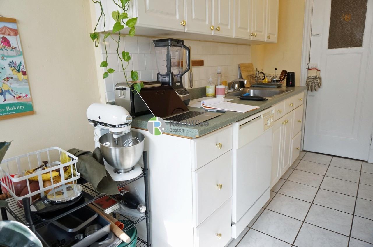 44 Quint Ave #8 - Photo 6 of 10