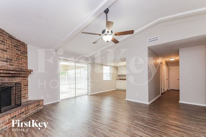 1933 Whitney Dr - Photo 3 of 15