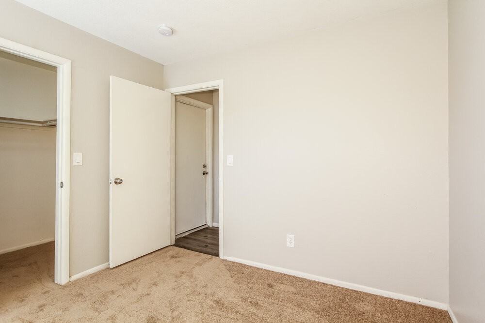 6529 N 74th Dr - Photo 3 of 16
