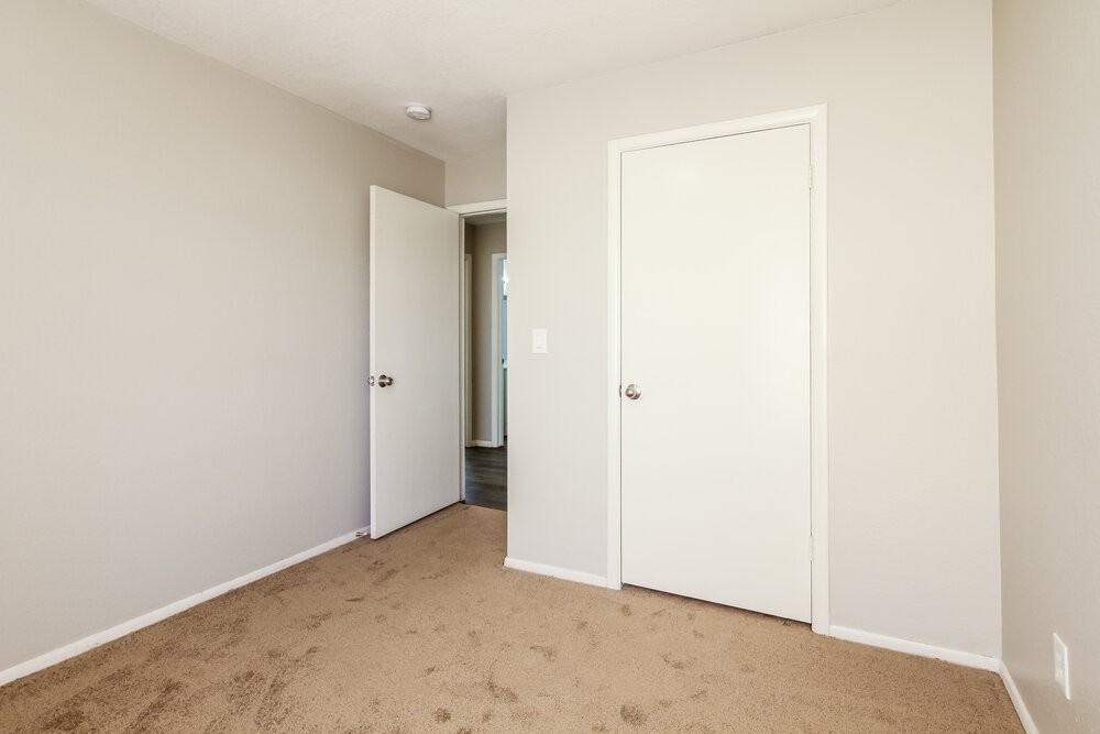 6529 N 74th Dr - Photo 5 of 16