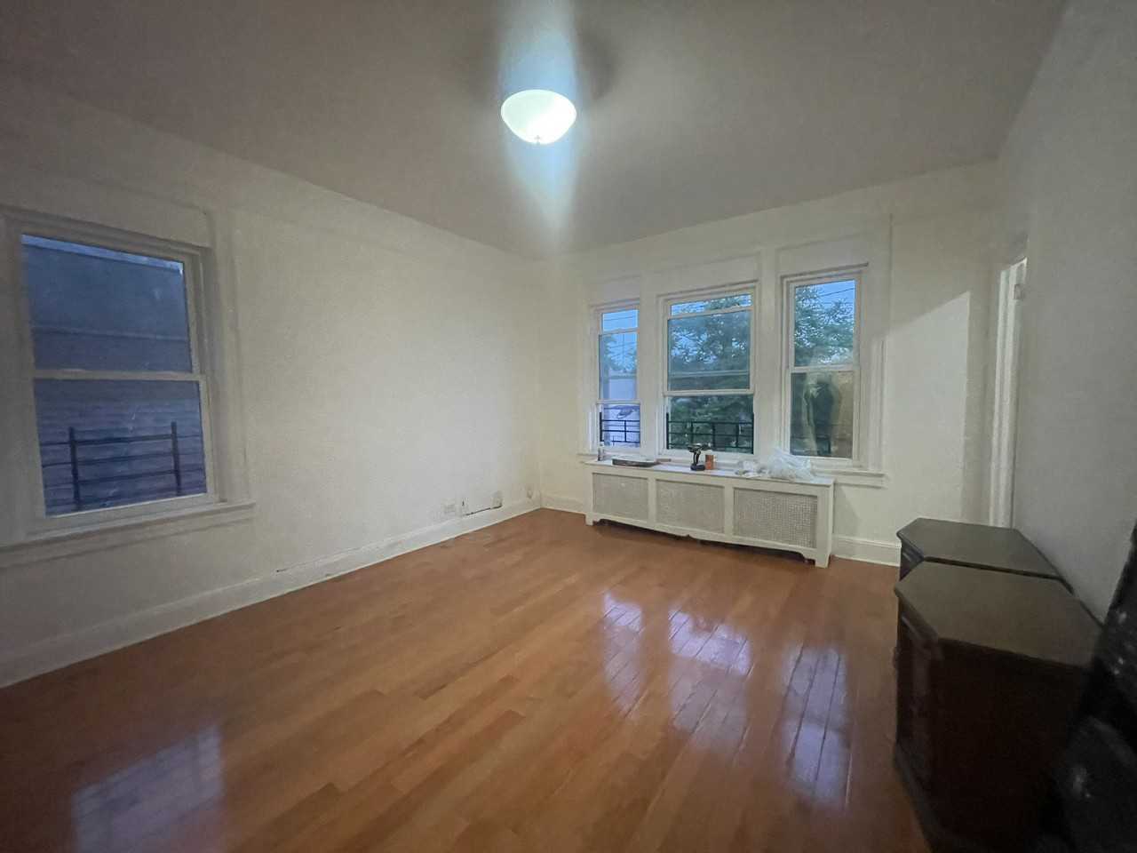 2911 Laconia Ave - Photo 3 of 7